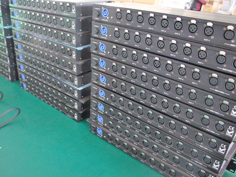 2 个 DMX 输入和 8 个 DMX 输出 DMX 512 分配器
