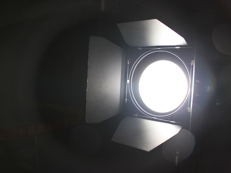 用于音乐工作室的高勒克斯 100W LED 菲涅尔灯