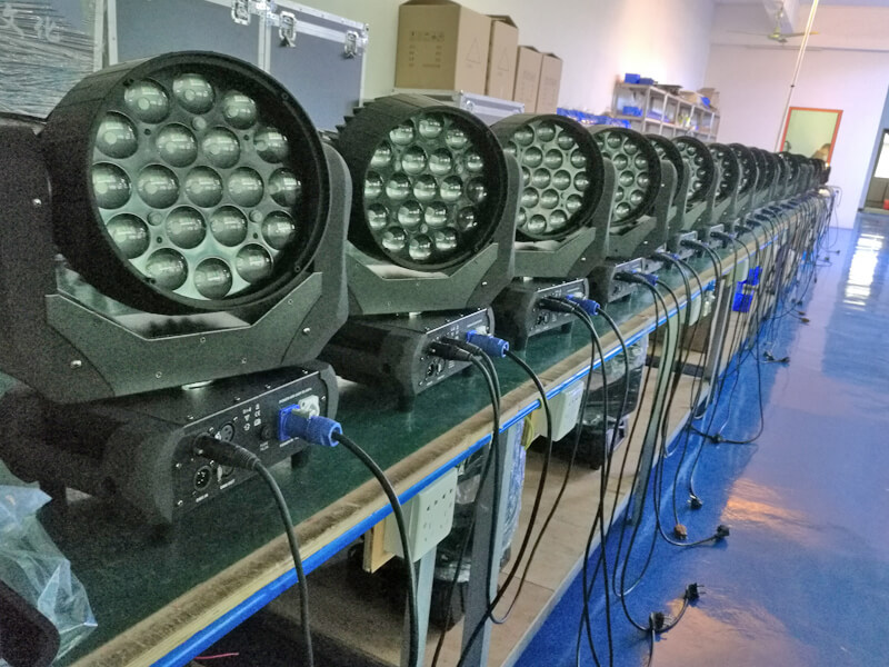 Aura Martin 版19 颗 15W 4 合 1 LED 摇头染色灯适用于婚礼/俱乐部