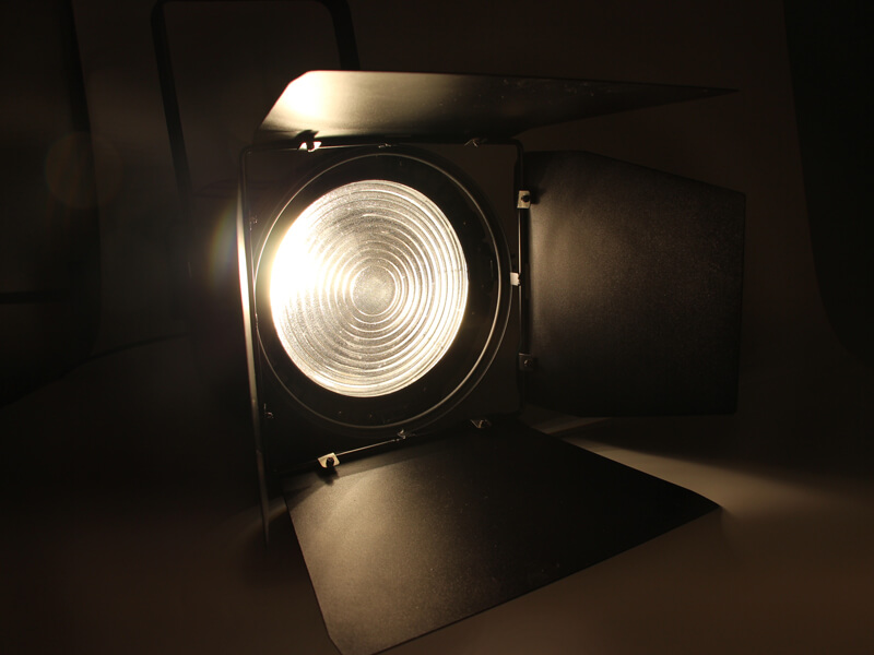 用于艺术工作室的高照度 200W Led 菲涅尔灯